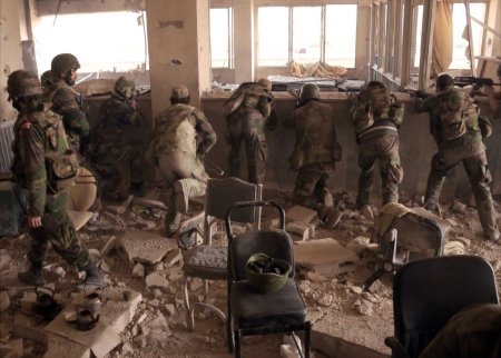 Syrian soldiers preparing attack